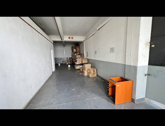 1,660M² WAREHOUSE FOR SALE IN VILLAGE DEEP